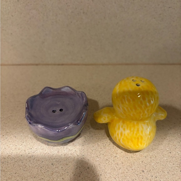 Vintage Easter Salt and Pepper Shakers - Picture 3 of 6